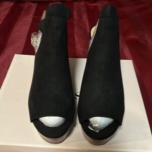 Size 9 JustFab Black Wedges. New Never been worn.